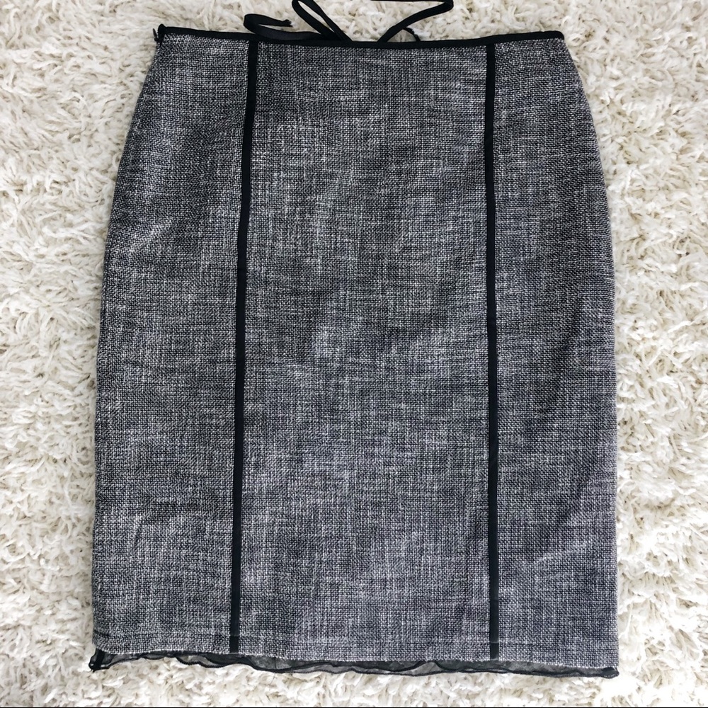 ⛔️SOLD⛔️MaxMara Gray back ruffle hem skirt size 4 - Picture 4 of 5